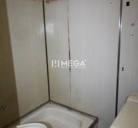 NA PRENÁJOM - Garsónka v pôvodnom stave na Sídlisku III v meste Humenn - Kúpeľňa s umývadlom a vaňou v rekreačnom apartmáne, priestor na renováciu.