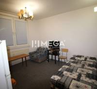 NA PRENÁJOM - Garsónka v pôvodnom stave na Sídlisku III v meste Humenn - Rekreačný apartmán so sedačkou, posteľou a stolom, jednoduchý interiér.