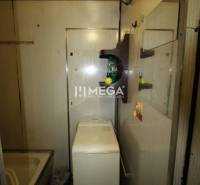 NA PRENÁJOM - Garsónka v pôvodnom stave na Sídlisku III v meste Humenn - Kúpeľňa v rekreačnom apartmáne je vybavená práčkou a vaňou.