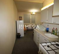 NA PRENÁJOM - Garsónka v pôvodnom stave na Sídlisku III v meste Humenn - Kuchyňa v Rekreačnom apartmáne s plynovým sporákom, linkou a kobercom na podlahe.