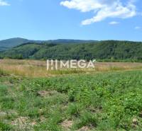 PREDAJ POZEMKU Zemplínske Hámre (2918 m2) - Pozemky - bývanie v Zemplínskych Hámroch, obklopené zelenými kopcami a modrou oblohou.
