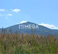 PREDAJ POZEMKU Zemplínske Hámre (2918 m2) - Horská scenéria v Zemplínskych Hámroch s pozemkami vhodnými na bývanie, modrá obloha.