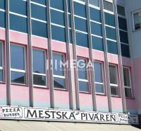 PRENÁJOM-Obchodný priestor v centre mesta Humenné-420m2 - Obchodné priestory na námestí slobody v Humennom s ružovou fasádou a nápismi 