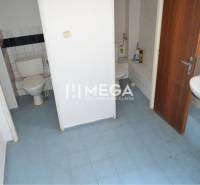 PRENÁJOM-Obchodný priestor v centre mesta Humenné-420m2 - Toalety v obchodných priestoroch s umývadlom a svetlomodrou dlažbou.