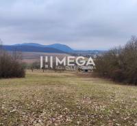 ZNÍŽENIE CENY-PREDAJ VEĽKÉHO POZEMKU (7.048 m2) v  obci Tovarnianska P - Pozemky - bývanie v Tovarnianskej Polianke, lúka obklopená stromami a výhľadom na kopce.