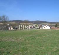 ZNÍŽENIE CENY-PREDAJ VEĽKÉHO POZEMKU (7.048 m2) v  obci Tovarnianska P - Pozemky na bývanie v Tovarnianskej Polianke s výhľadom na kopce a dedinu.