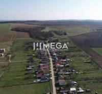 ZNÍŽENIE CENY-PREDAJ VEĽKÉHO POZEMKU (7.048 m2) v  obci Tovarnianska P - Letecký pohľad na pozemky v Tovarnianskej Polianke, vhodné na bývanie.