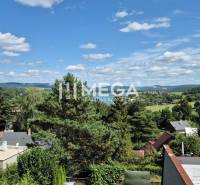 PREDAJ REKREAČNEJ CHATY NA DOMAŠI časť DOBRÁ - Výhľad z chaty na Vodárenskej ulici v Kvakovciach, obklopený kopcami a zeleňou.