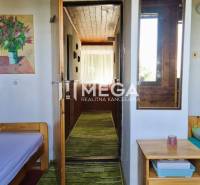 PREDAJ REKREAČNEJ CHATY NA DOMAŠI časť DOBRÁ - Dva jednolôžkové postele, obraz, zrkadlo a pohľad do svetlej chodby chaty.