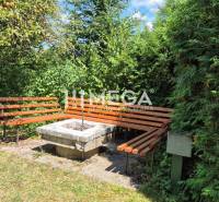 PREDAJ REKREAČNEJ CHATY NA DOMAŠI časť DOBRÁ - Rošt pod stromom obklopený lavičkami na chate pri Vodárenskej ulici v Kvakovciach.