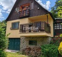 PREDAJ REKREAČNEJ CHATY NA DOMAŠI časť DOBRÁ - Chata na Vodárenskej ulici v Kvakovciach so záhradou a kamenným základom.