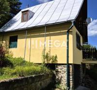 PREDAJ REKREAČNEJ CHATY NA DOMAŠI časť DOBRÁ - Chata na Vodárenskej ulici v Kvakovciach obklopená zeleňou a prírodou, s modrou oblohou.