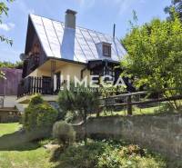 PREDAJ REKREAČNEJ CHATY NA DOMAŠI časť DOBRÁ - Chata na Vodárenskej ulici v Kvakovciach, v zeleni s kamenným plotom a záhradou.