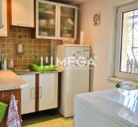 PREDAJ REKREAČNEJ CHATY NA DOMAŠI časť DOBRÁ - Kuchyňa v Chate s pracovnou doskou, skriňami, práčkou a mrazničkou.