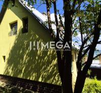 PREDAJ REKREAČNEJ CHATY NA DOMAŠI časť DOBRÁ - Chata na Vodárenskej ulici v Kvakovciach obklopená zeleňou a stromami.