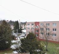 PREDAJ 3-izbového bytu v Medzilaborciach (TOP CENA) - Pohľad na bytovku na ulici Kpt. Nálepku v Medzilaborciach v zimnom období.