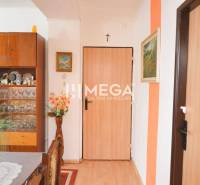 PREDAJ 3-izbového bytu v Medzilaborciach (TOP CENA) - Interiér 3-izbového bytu s dreveným dekorom, vitrínou a kvetinovou výzdobou.