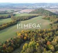 Predaj investičného pozemku v obci Jasenov - Letecký pohľad na zvláštne nehnuteľnosti v Jasenove s rozsiahlou krajinnou scenériou.