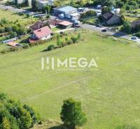 Predaj pozemku na bývanie, Brestovská, Brestovská, Humenné - Pozemky na bývanie v Humennom na Brestovskej ulici, obklopené zeleňou a domami.