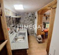 EXKLUZÍVNE NA PREDAJ Chata bez nutnosti investícií - VINNÉ - Kuchyňa v chate s kamennými stenami a kuchynskou linkou.