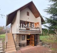 EXKLUZÍVNE NA PREDAJ Chata bez nutnosti investícií - VINNÉ - Chata vo Vinnom na ulici Vinné má drevené okenice a schodiská.