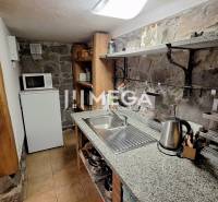 EXKLUZÍVNE NA PREDAJ Chata bez nutnosti investícií - VINNÉ - Kamenná kuchyňa s drevenými detailmi a spotrebičmi v chate.