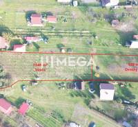 EXKLUZÍVNE NA PREDAJ Chata bez nutnosti investícií - VINNÉ - Letecký pohľad na vinicu a ovocný sad v obci Vinné s chatou.