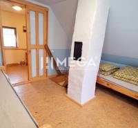 EXKLUZÍVNE NA PREDAJ Chata bez nutnosti investícií - VINNÉ - Izba v chate s podlahou s dreveným dekorom, stropné šikminy, postele, drevené dvere.