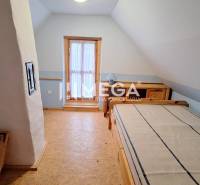 EXKLUZÍVNE NA PREDAJ Chata bez nutnosti investícií - VINNÉ - Podkrovná izba v Chate s dreveným nábytkom a jemne modrými stenami.