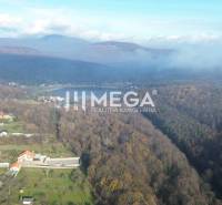 EXKLUZÍVNE NA PREDAJ Chata bez nutnosti investícií - VINNÉ - Letecký pohľad na les, kopce a vodnú plochu v okolí obce Vinné.