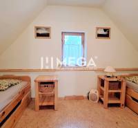 EXKLUZÍVNE NA PREDAJ Chata bez nutnosti investícií - VINNÉ - Podkrovná izba v chate s dvomi posteľami a podlahou s dreveným dekorom.