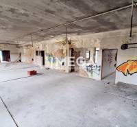 EXKLUZÍVNE NA PREDAJ budova na sídlisku 2A v meste Humenné - Opustený interiér s graffiti na stenách budovy bez podlahy s dreveným dekorom.