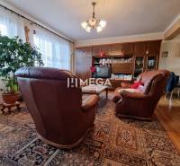 SKVELÁ CENA - výnimočný  rodinný dom, Kamenica nad Cirochou - Obývačka v rodinnom dome s koženými kreslami, kobercom a podlahou s dreveným dekorom.