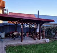 SKVELÁ CENA - výnimočný  rodinný dom, Kamenica nad Cirochou - Zastrešená terasa so stolom a stoličkami pri rodinnom dome v Kamenici nad Cirochou.