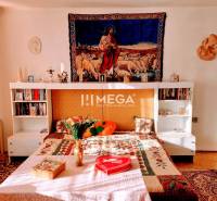 SKVELÁ CENA - výnimočný  rodinný dom, Kamenica nad Cirochou - Spálňa rodinného domu s posteľou, tapisériou a kvetinovou dekoráciou.