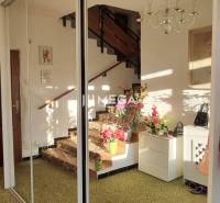 SKVELÁ CENA - výnimočný  rodinný dom, Kamenica nad Cirochou - Chodba v rodinnom dome so zrkadlovou skriňou a schodiskom zdobením kvetmi.