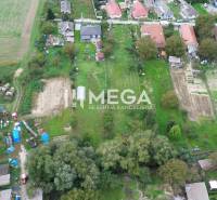 NA PREDAJ stavebný pozemok, Veľká Ida - Gomboš, KE - okolie - Letecký pohľad na záhrady a domy v oblasti Veľká Ida, Gomboš, určené na bývanie.