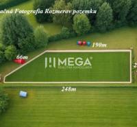 EXKLUZÍVNE NA PREDAJ: Rozsiahly pozemok, Ondavské Matiašovce - Pozemky - bývanie v Ondavských Matiašovciach s presnými rozmermi medzi zeleňou a stromami.