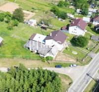EXKLUZÍVNE NA PREDAJ: Rozsiahly pozemok, Ondavské Matiašovce - Letecký pohľad na pozemky na bývanie v Ondavských Matiašovciach s vidieckou architektúrou.