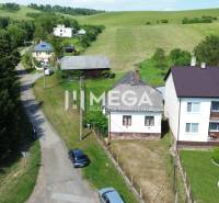 EXKLUZÍVNE NA PREDAJ: Rozsiahly pozemok, Ondavské Matiašovce - Rodinné domy v Ondavských Matiašovciach obklopené zeleňou, ideálne pre pozemky-bývanie.