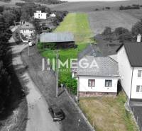 EXKLUZÍVNE NA PREDAJ: Rozsiahly pozemok, Ondavské Matiašovce - Pozemky - bývanie v Ondavských Matiašovciach s domami, cestou a zeleným poliom v pozadí.