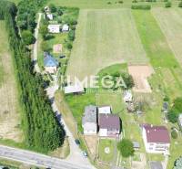 EXKLUZÍVNE NA PREDAJ: Rozsiahly pozemok, Ondavské Matiašovce - Letecký pohľad na Pozemky - bývanie v Ondavských Matiašovciach, obklopené rozľahlými poliami a domami.