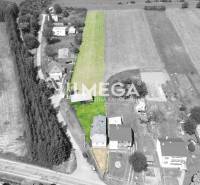 EXKLUZÍVNE NA PREDAJ: Rozsiahly pozemok, Ondavské Matiašovce - Letecký pohľad na pozemky určené na bývanie v Ondavských Matiašovciach, obklopené zeleňou.