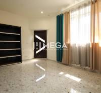 NA PRENÁJOM: Kancelárske priestory + 3-izbový apartmán – Košice - Interiér budovy s mramorovanou podlahou, regálmi a farebnými závesmi na okne.