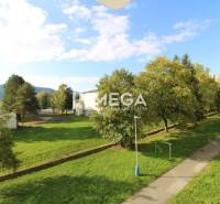 REZERVOVANÝ 3-izb. BYT – SÍDLISKO III, HUMENNÉ LABORECKÁ ul. - Pohľad na zeleň, chodník a okolie z 3-izbového bytu na Laboreckej v Humennom.