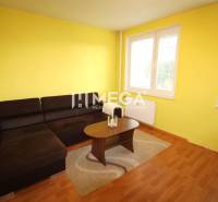 REZERVOVANÝ 3-izb. BYT – SÍDLISKO III, HUMENNÉ LABORECKÁ ul. - Obývacia izba v 3-izbovom byte s pohovkou, stolíkom a podlahou s dreveným dekorom.