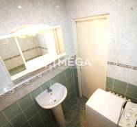 REZERVOVANÝ 3-izb. BYT – SÍDLISKO III, HUMENNÉ LABORECKÁ ul. - Kúpeľňa v 3-izbovom byte s umývadlom a práčkou, obložená svetlou keramickou dlažbou.