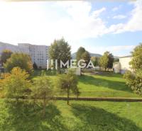 REZERVOVANÝ 3-izb. BYT – SÍDLISKO III, HUMENNÉ LABORECKÁ ul. - Pohľad z 3-izbového bytu na zeleň na Laboreckej ulici v Humennom.