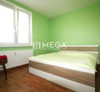 REZERVOVANÝ 3-izb. BYT – SÍDLISKO III, HUMENNÉ LABORECKÁ ul. - Spálňa v 3-izbovom byte s podlahou s dreveným dekorom a zelenými stenami.