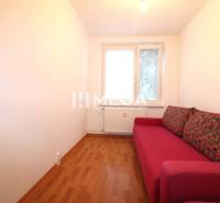 REZERVOVANÝ 3-izb. BYT – SÍDLISKO III, HUMENNÉ LABORECKÁ ul. - Izba v 3-izbovom byte s pohovkou a podlahou s dreveným dekorom.